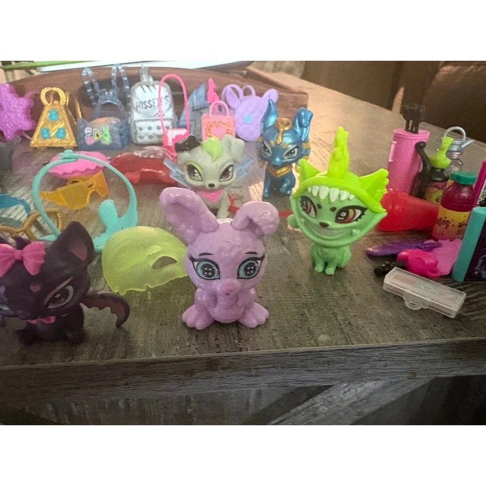 Monster High G3 Doll Accessories and Pets Lot Count Fabulous Watzie Hissfits Bag